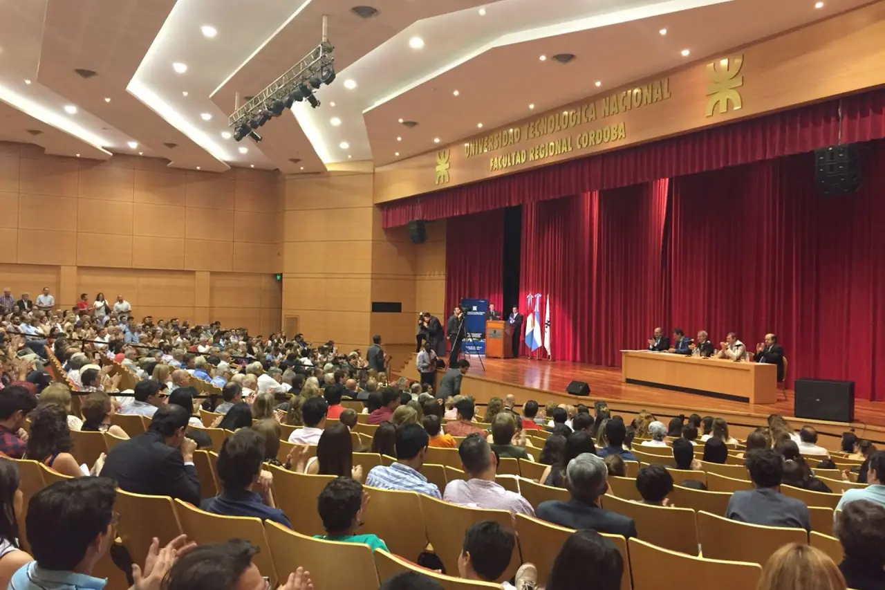 Auditorio con público durante un panel de debate profesional